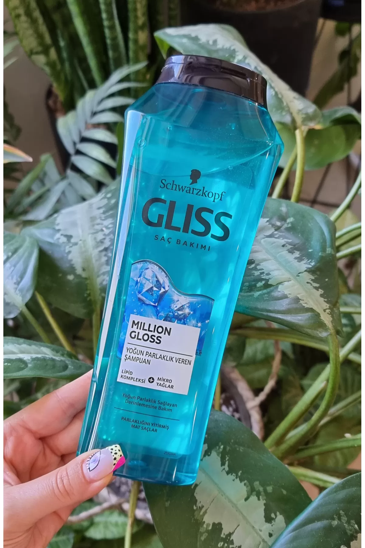 حاوی لیپیدها و روغن های ریز درخشان کننده موهای مات گلیس GLISS شامپو براق کننده